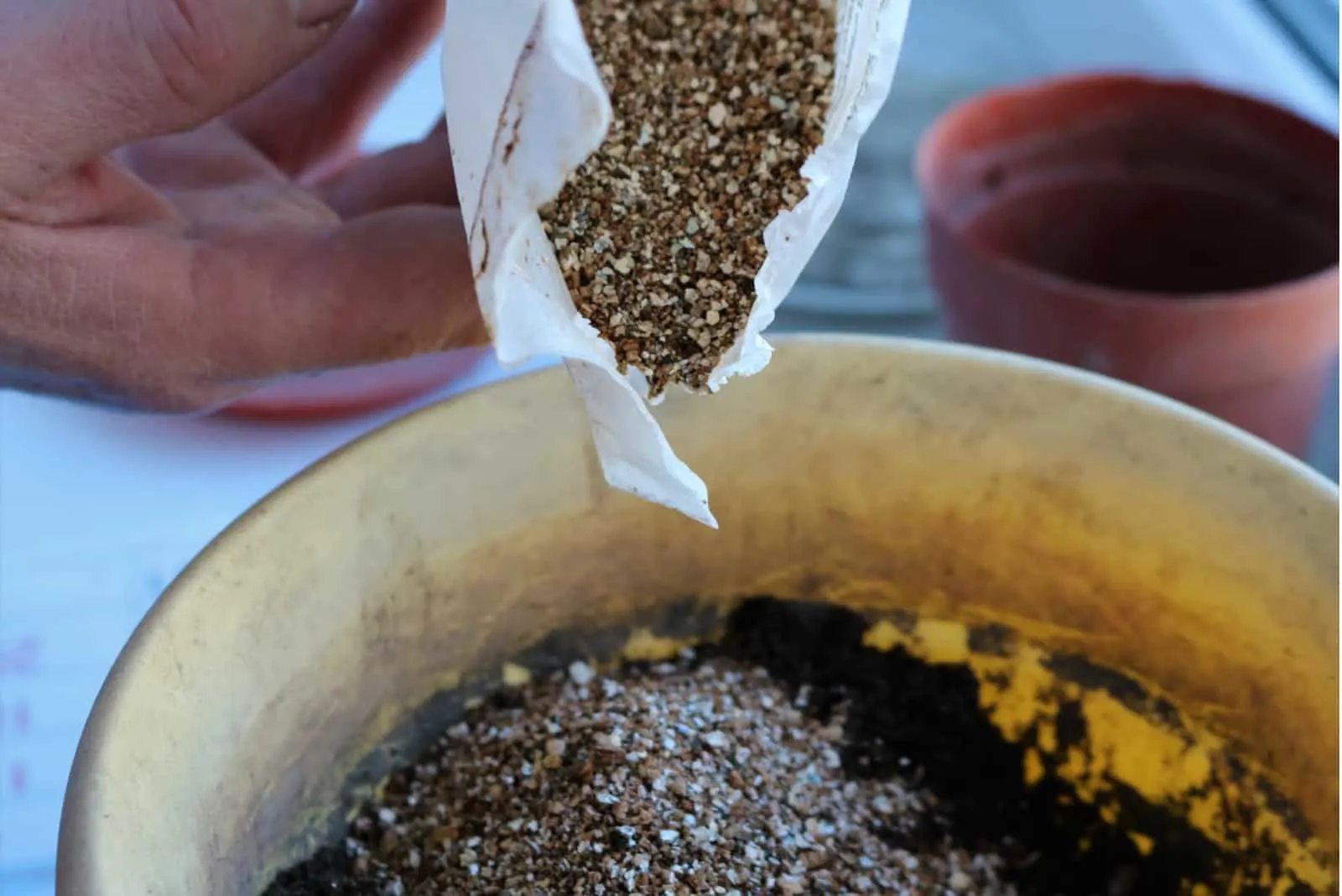 Adding granules into a pot