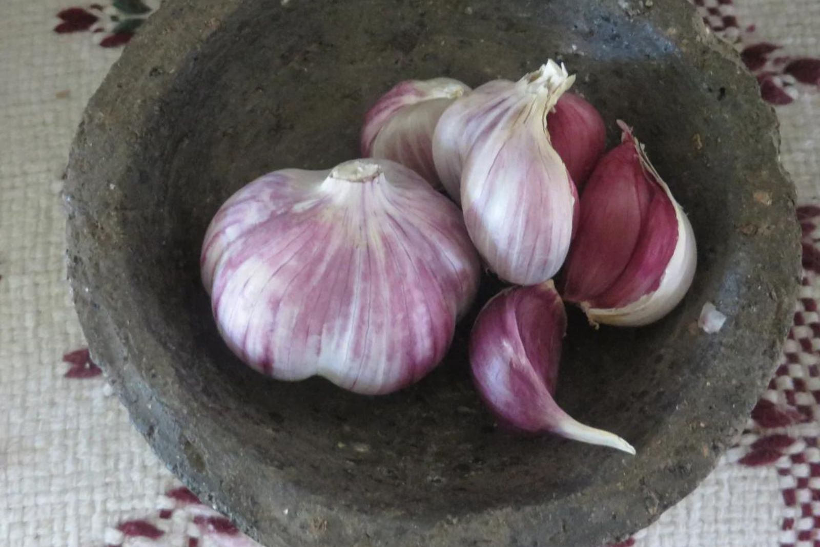 creole red garlic in a bowl
