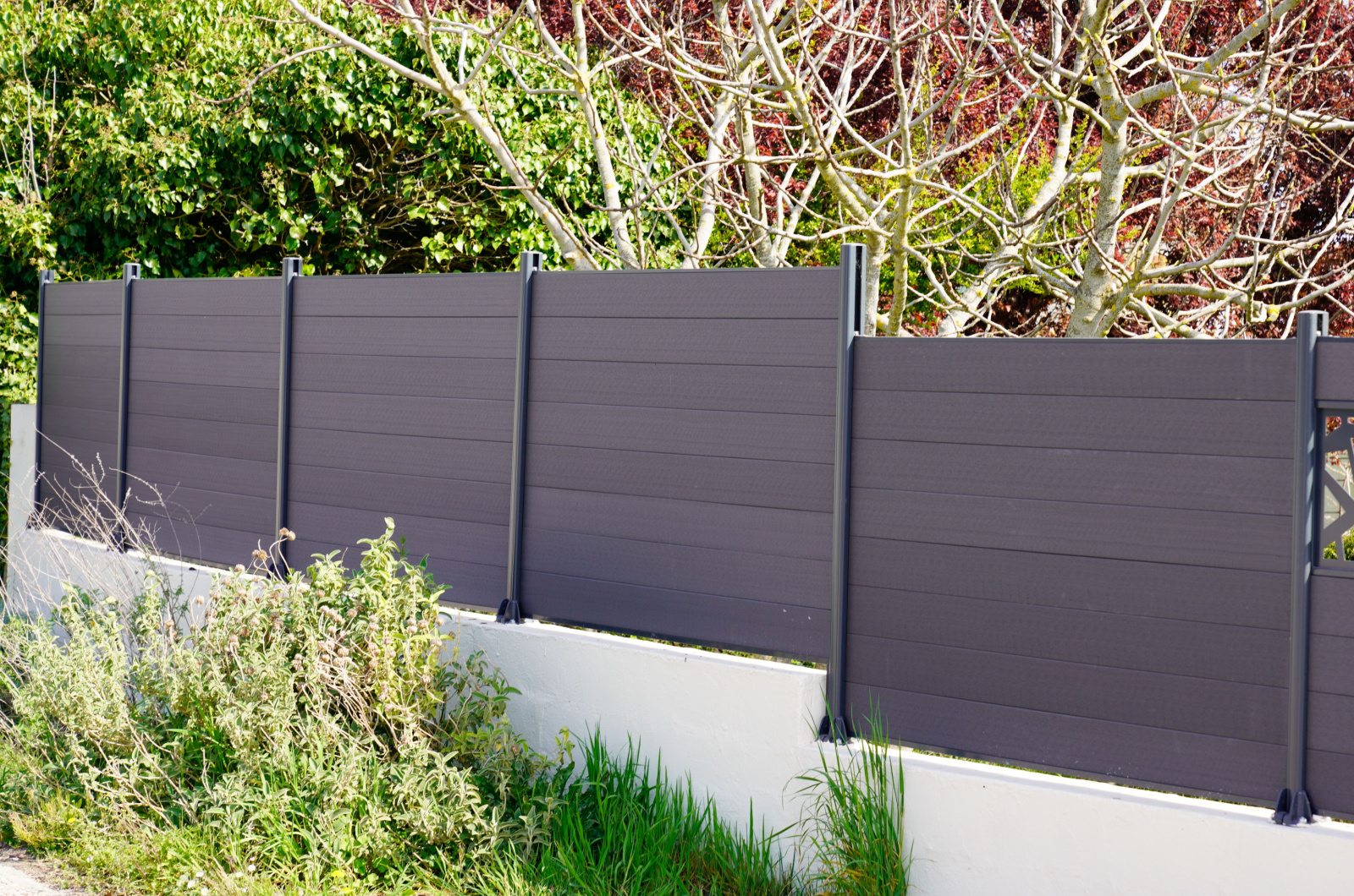 dark gray aluminum slatted panels fence