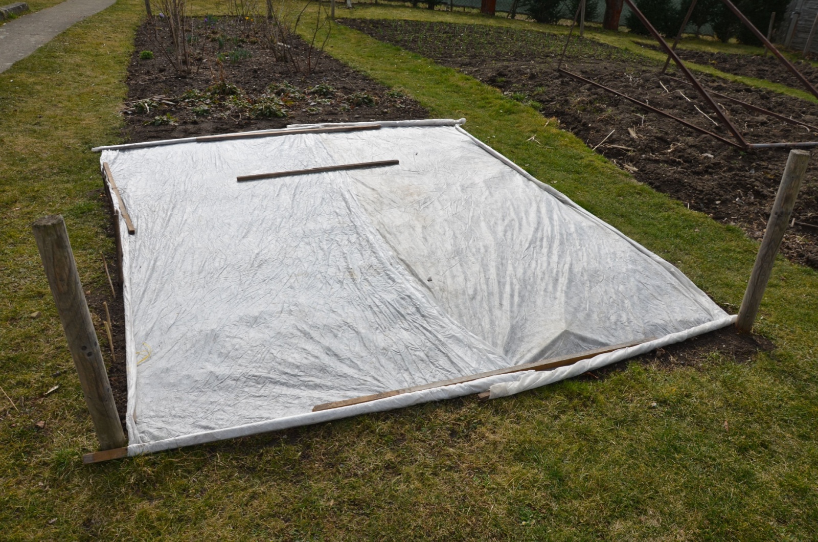 polypropylene covers in garden