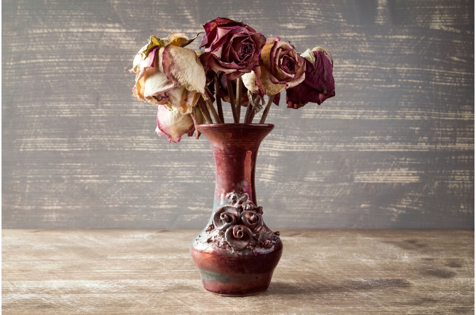 Dry roses in a vase