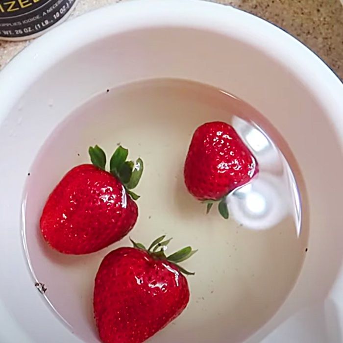 Cleaning Strawberries With Salt