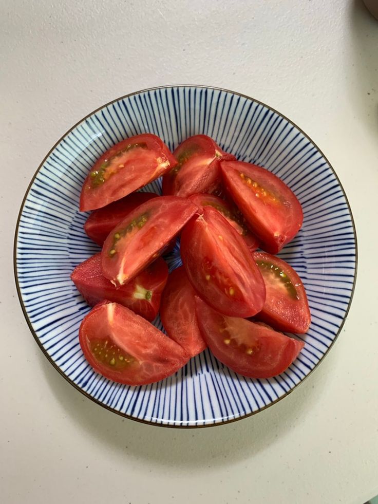 freshly sliced ​​tomatoes on a plate