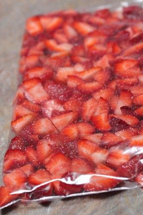 packaging of strawberries for the freezer