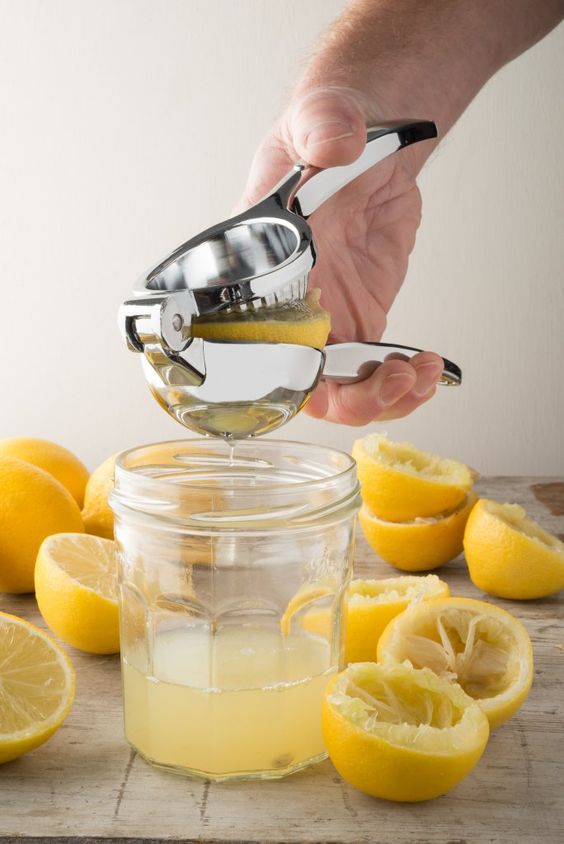 squeezing leamons for lemon juice