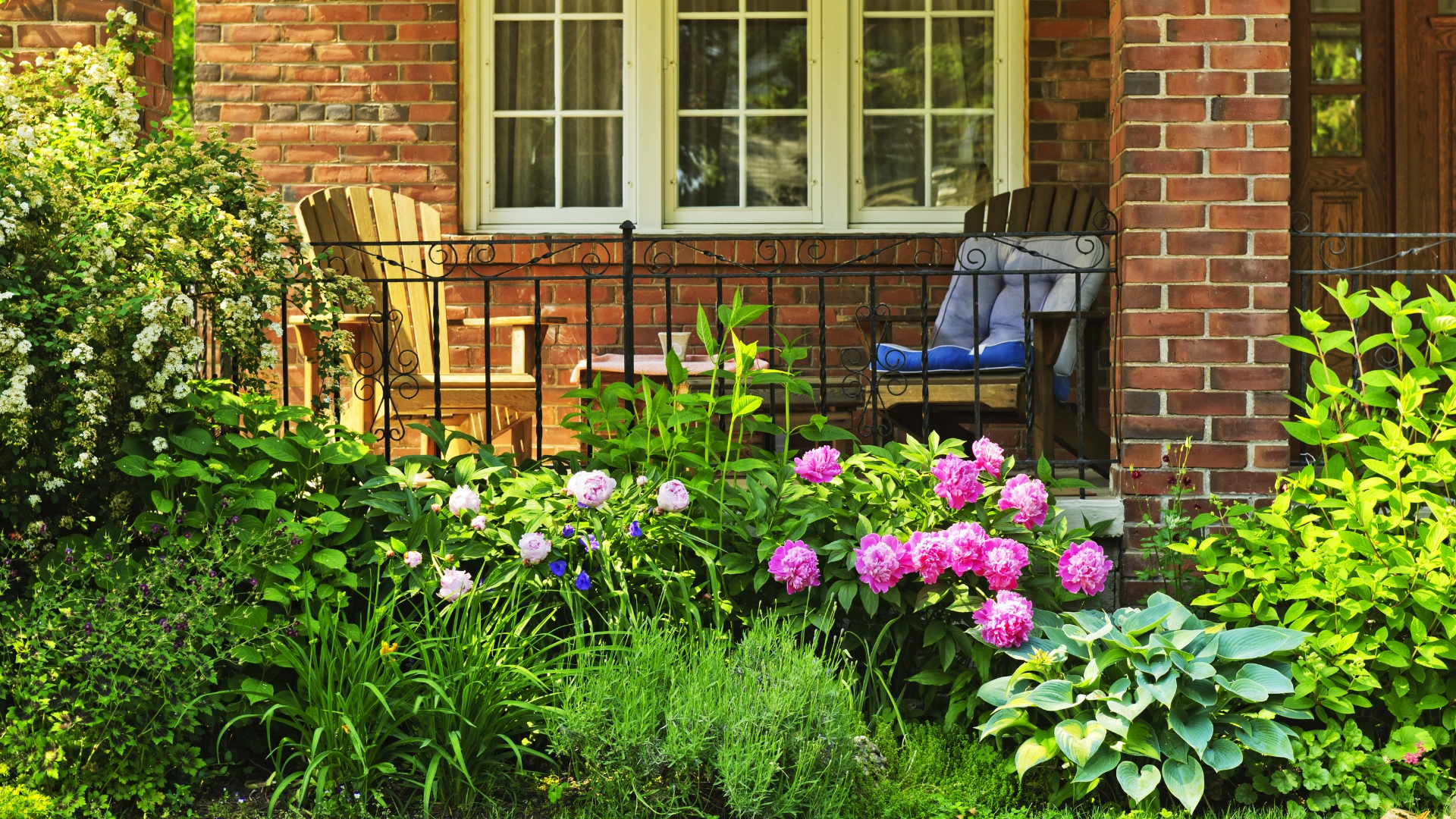 24 Stunning Front Yard Flower Bed Designs