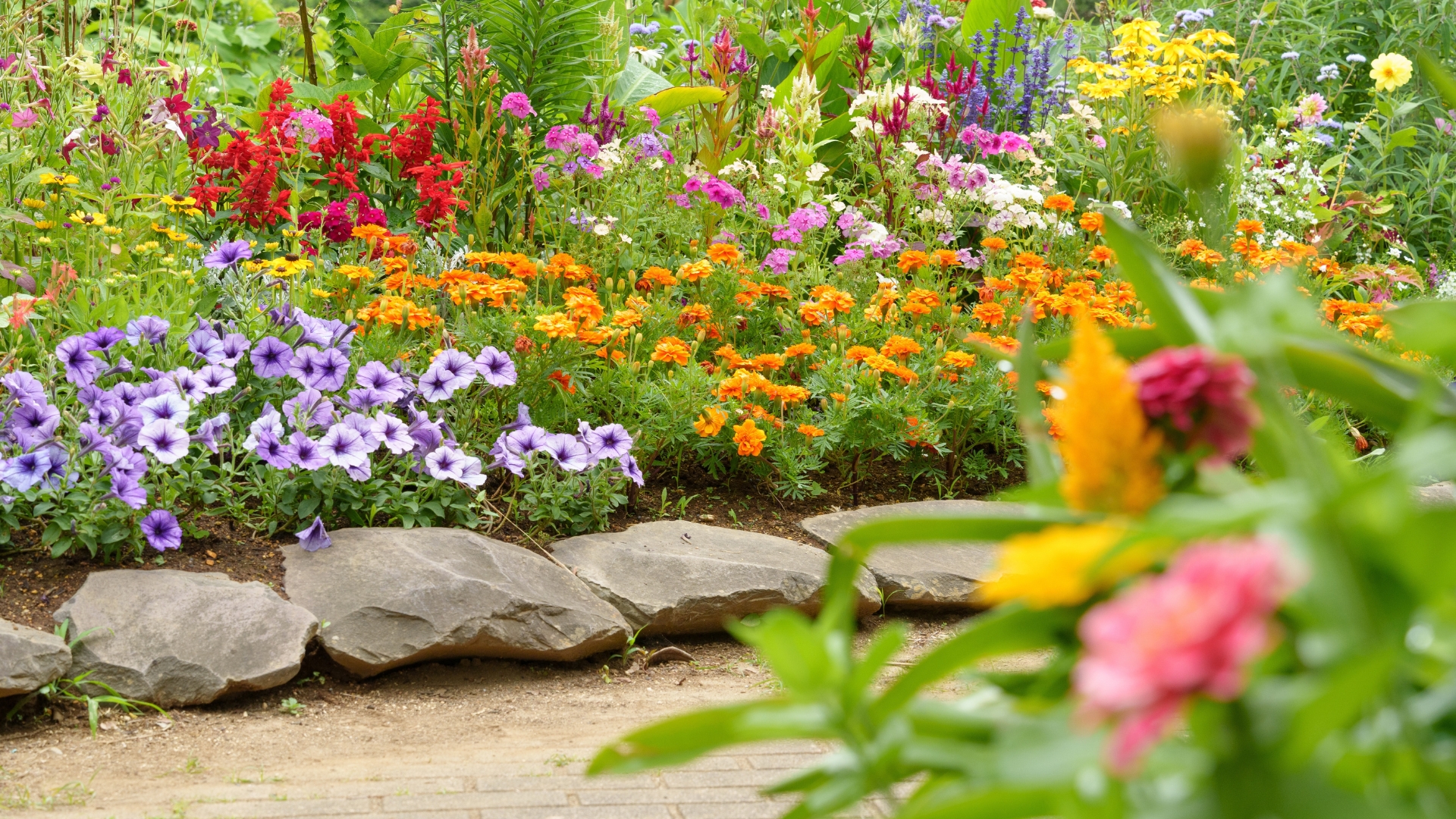 37 Smart Ideas for Making Flower Beds Look Stunning