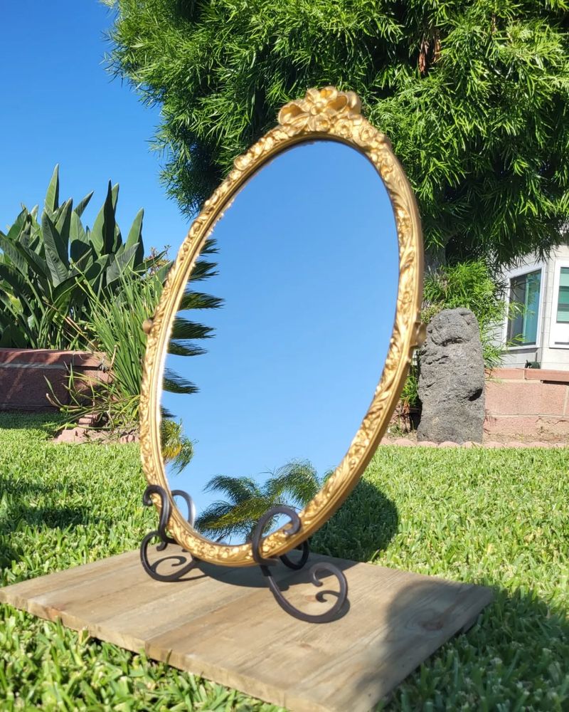 Garden Mirror Features