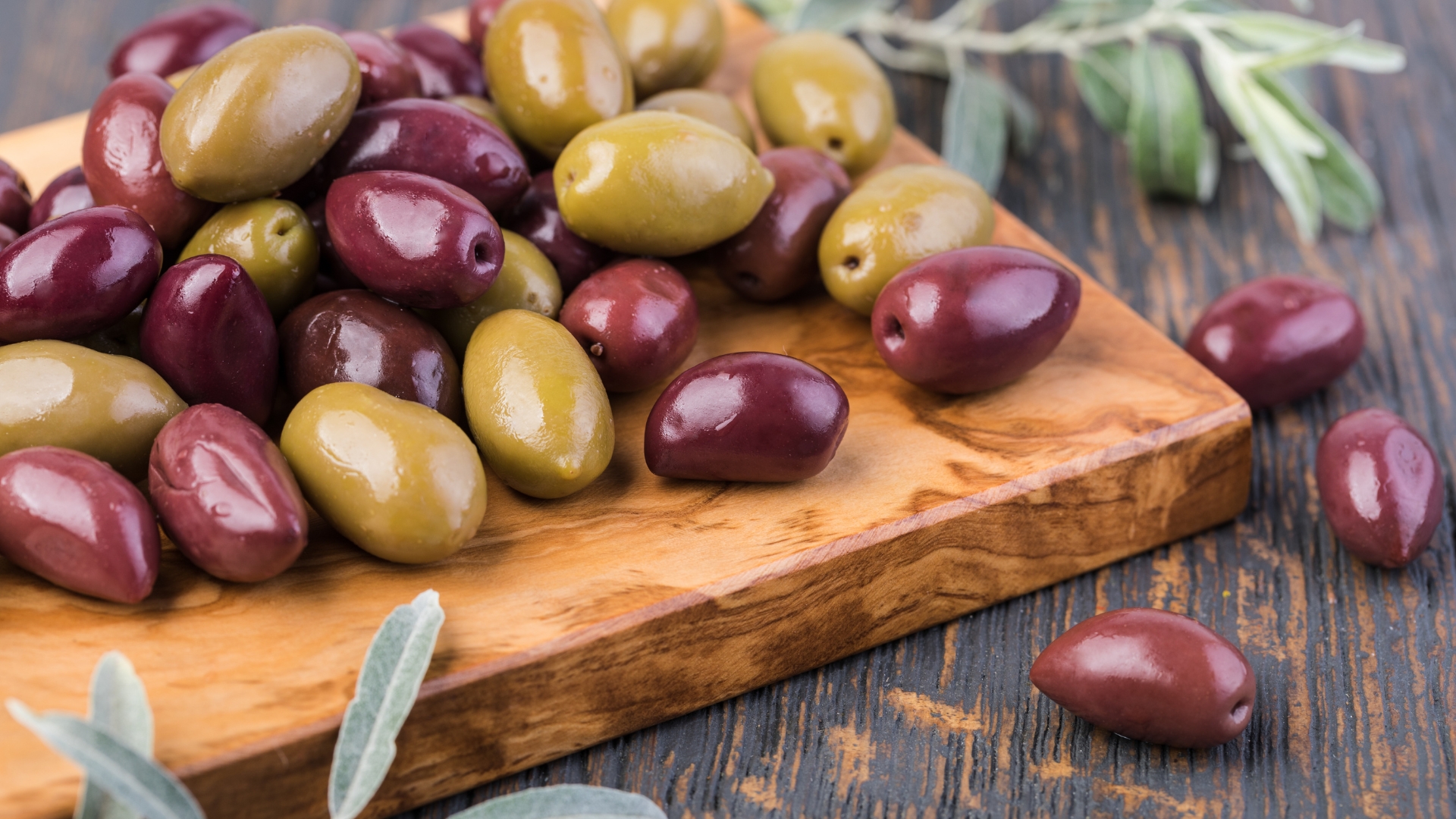 olive fruit in a bowl