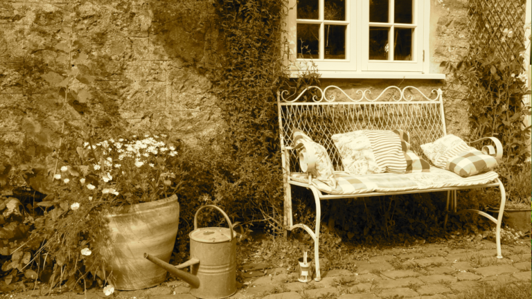 26 Heritage Garden Inspirations To Add Vintage Charm To Your Space