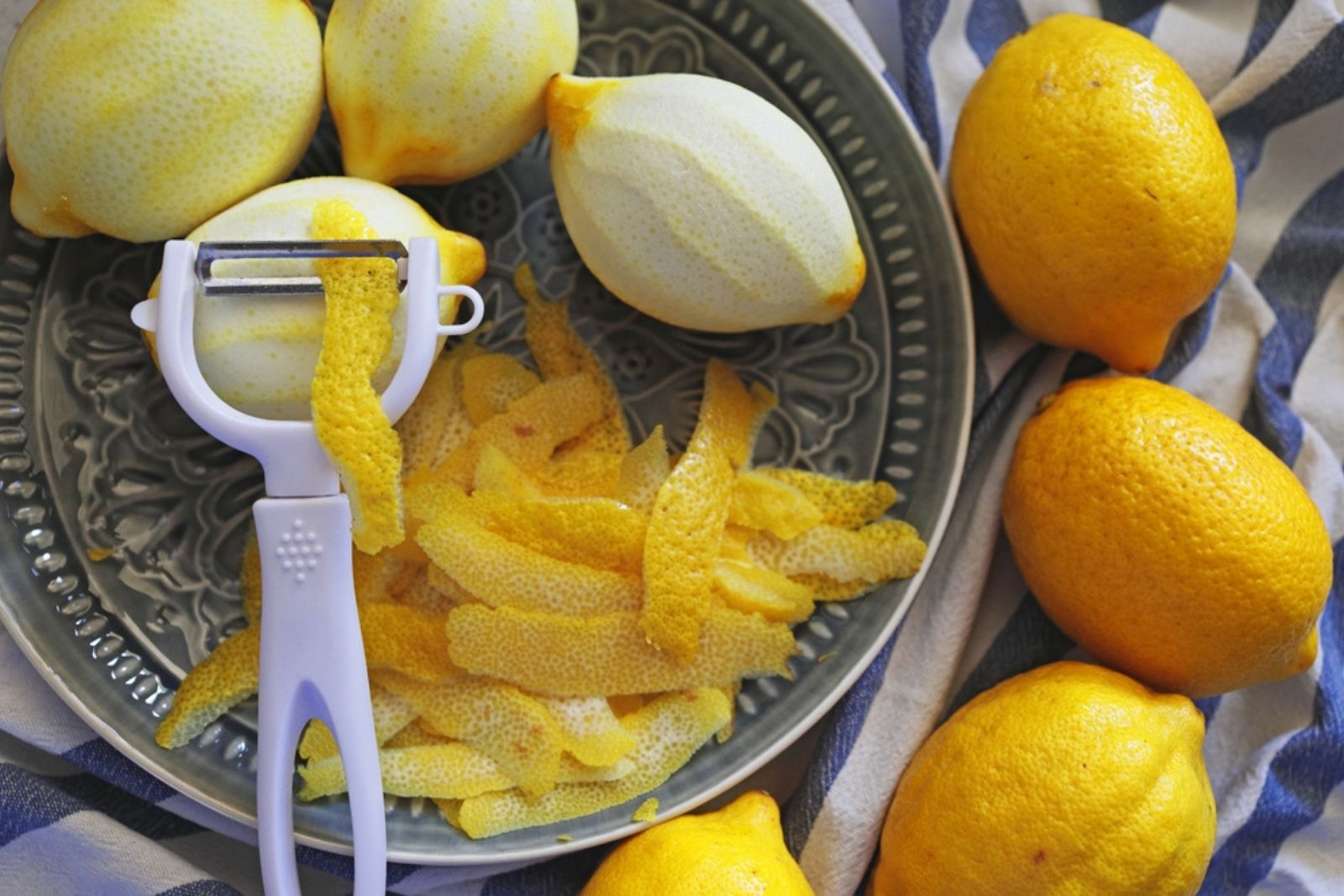 peeling lemon