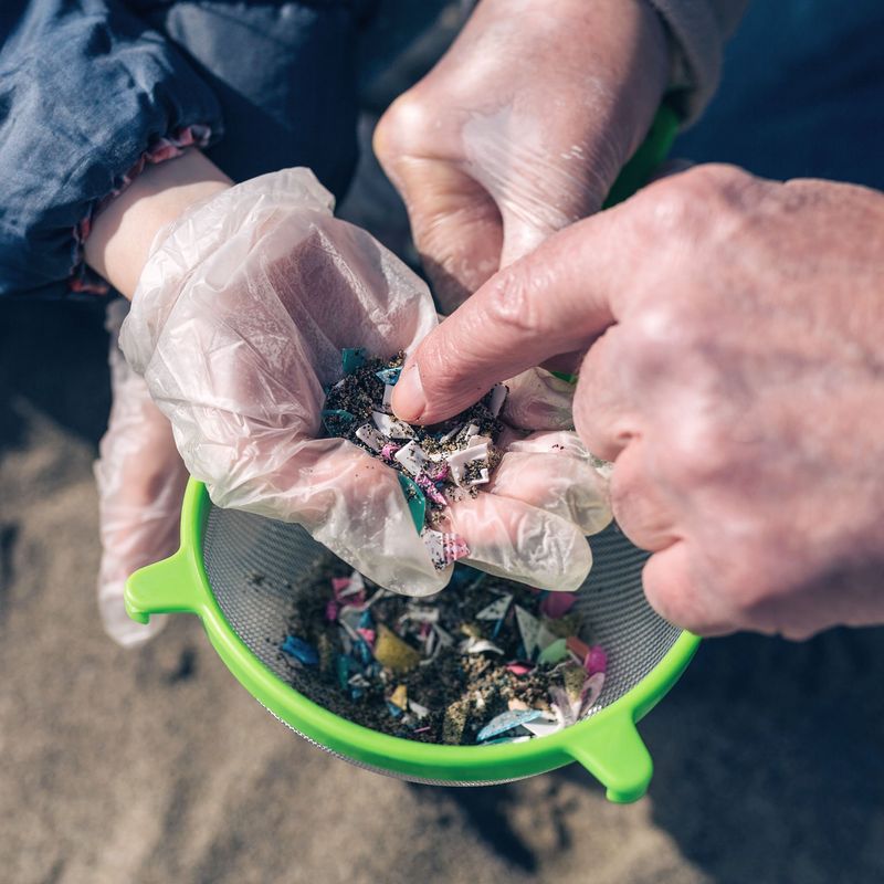 Trap and Break Down Plastic Particles