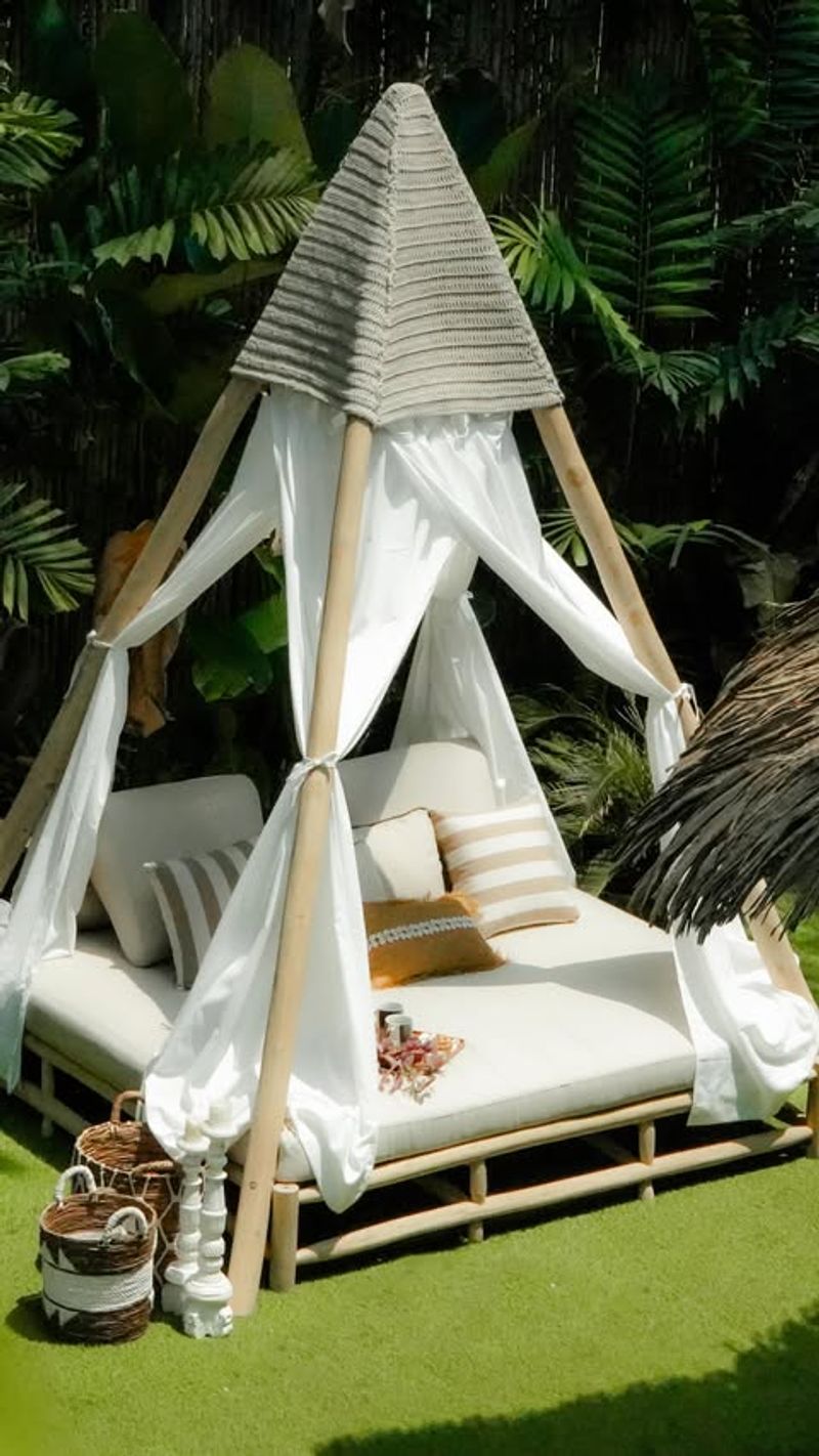 Canopied Daybeds