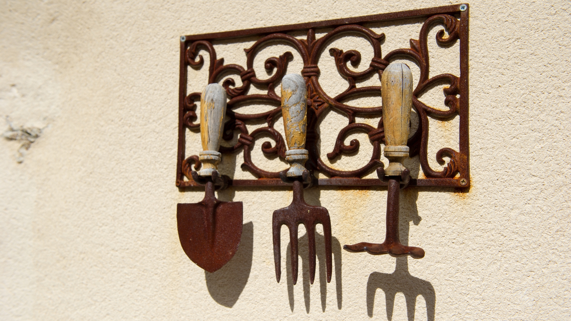 16 Genius Ways To Organize Your Garden Gear Without Spending A Dime (And Save Space Too)