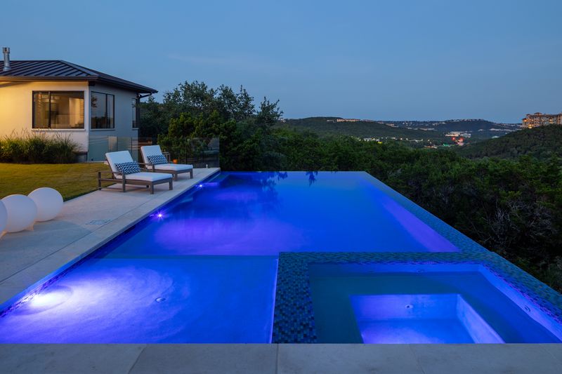 Infinity Edge Swimming Pool