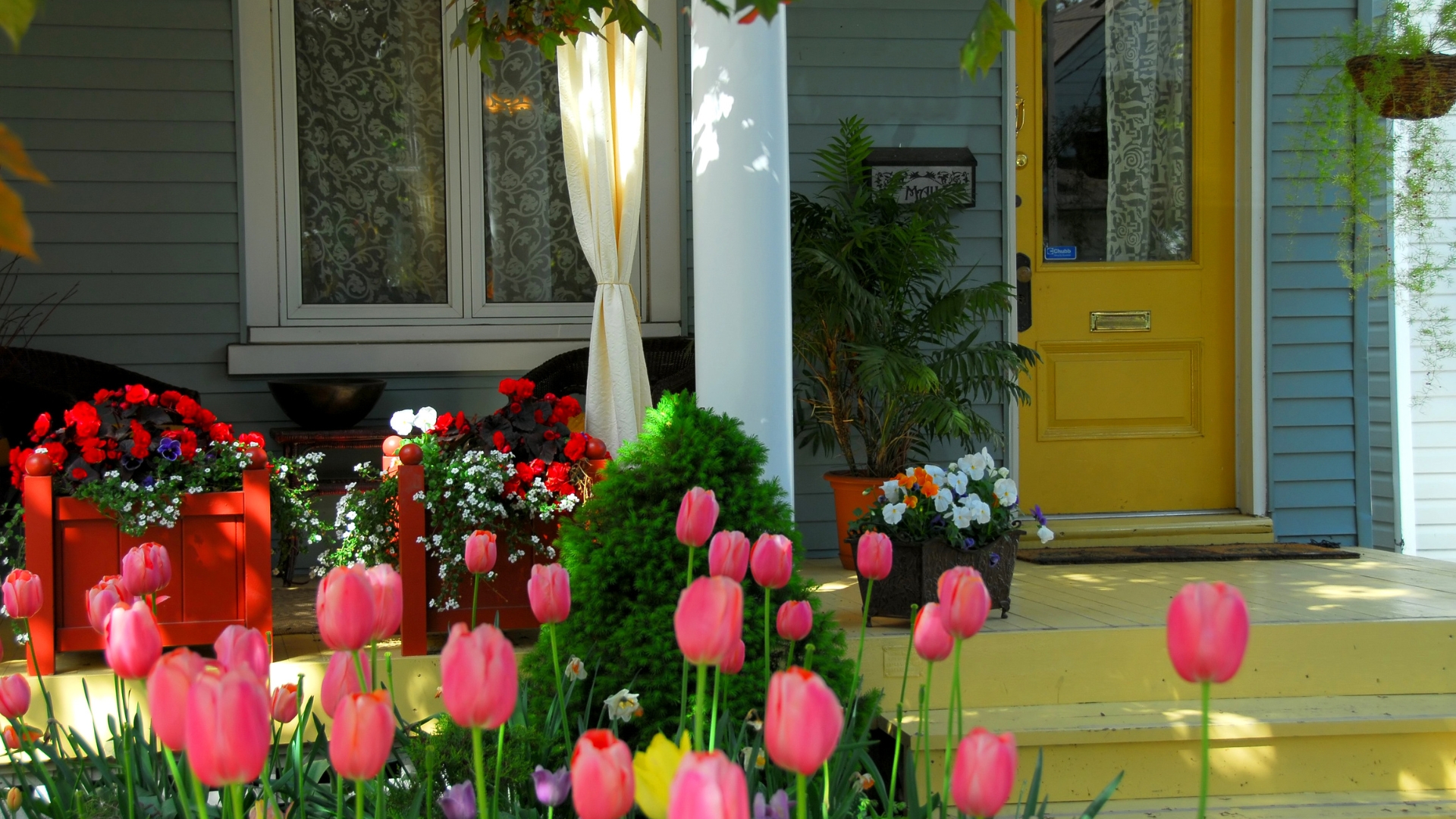 17 Brilliant Ways To Brighten Your Front Porch With Flower Pots