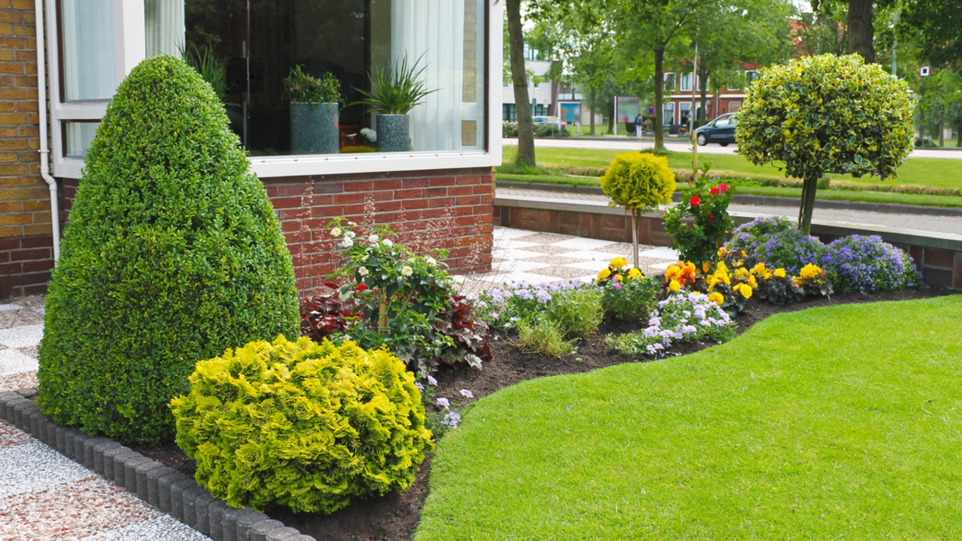 17 Clever Ways To Maximize Your Tiny Lawn Space