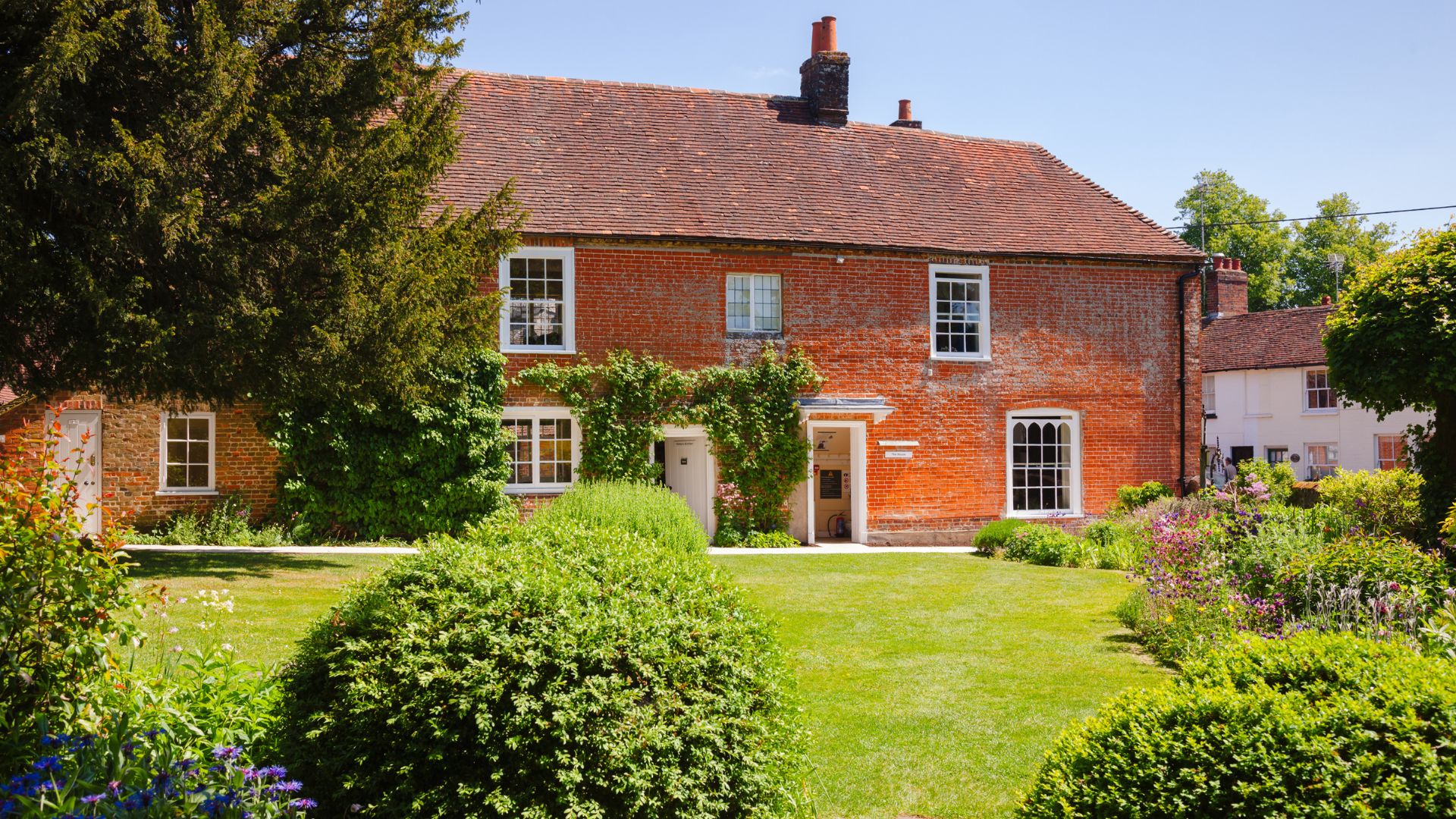 17 Steps To Grow A Jane Austen-Inspired Garden Full Of Romantic Charm