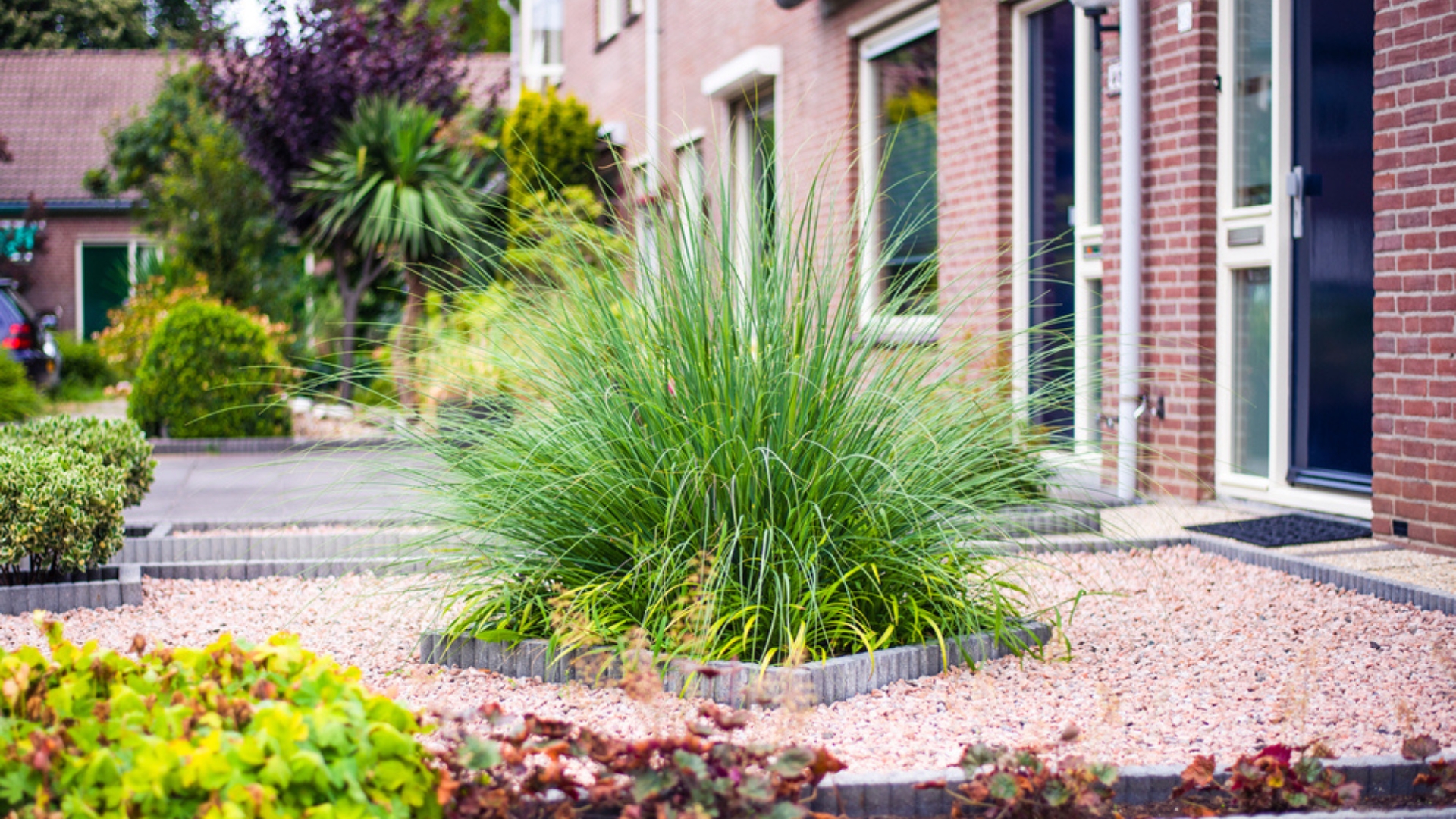 17 Stylish Ways To Landscape Your Front Yard Without Lawn Or Fences