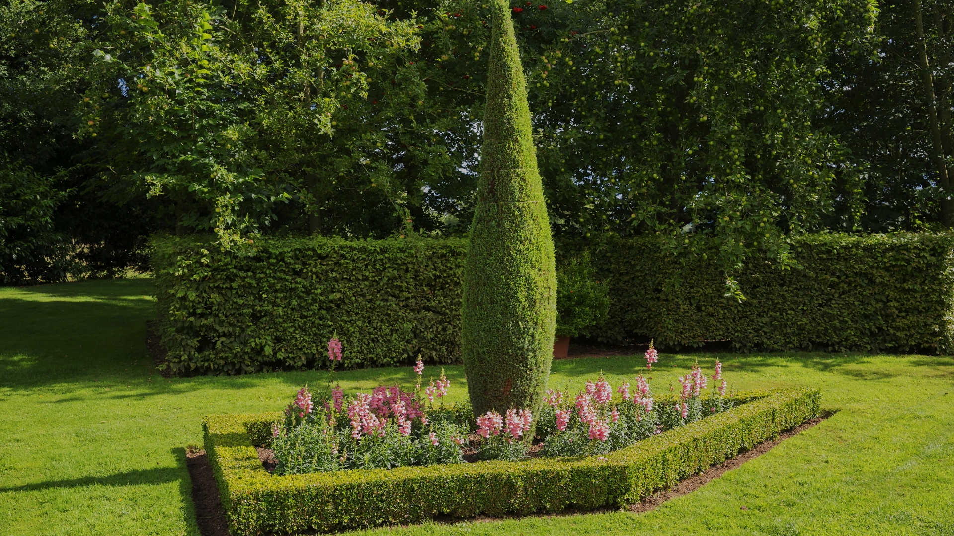 18 Front Yard Ideas That Look Great But Demand Constant Care And Way More Work Than You’d Expect