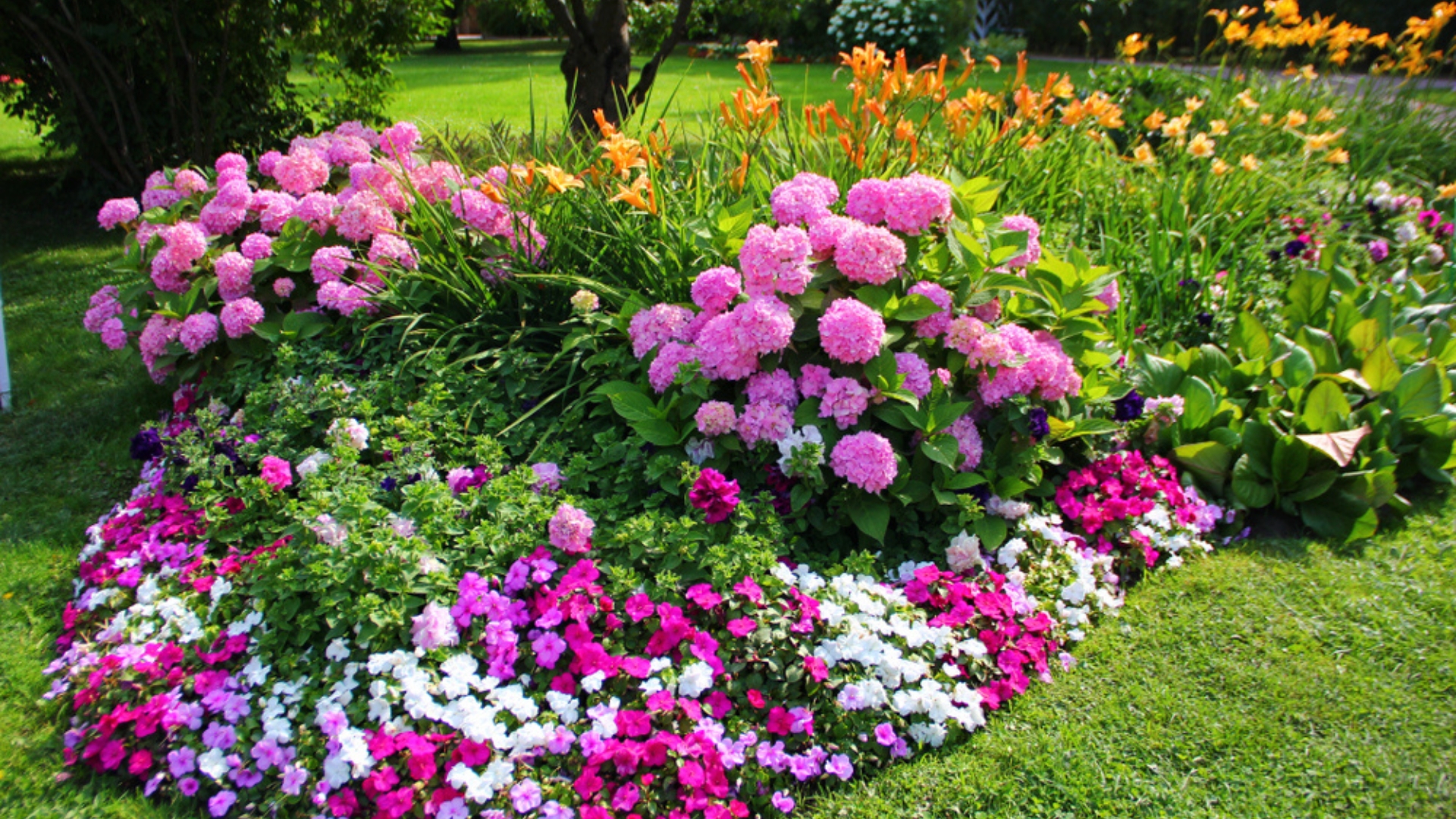 19 Gorgeous Flower Bed Ideas That Make Small Backyards Look Huge