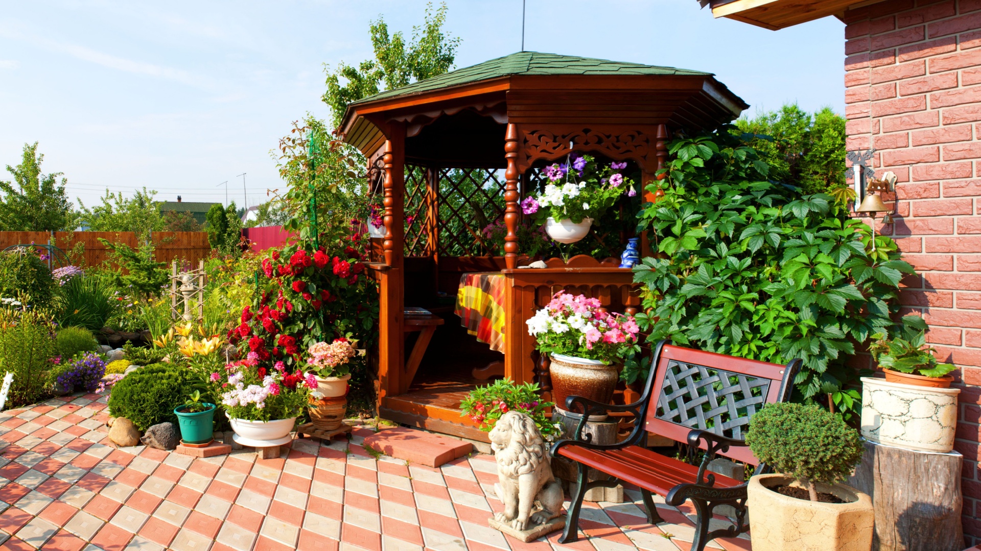 19 Simple Landscaping Ideas For First-Time Homeowners (And Extra Cheap Landscaping Hacks)