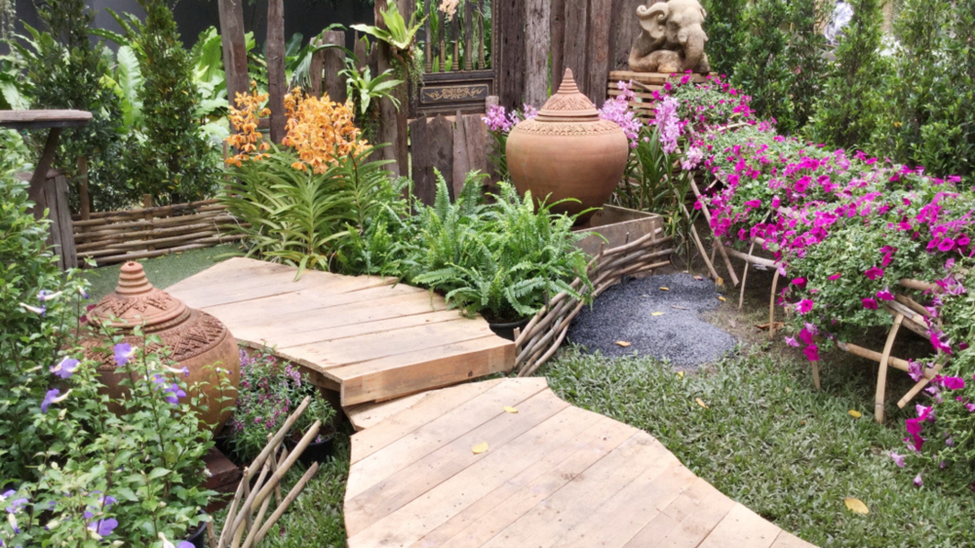 38 Brilliant Small Garden Ideas For Your Petite Lawn