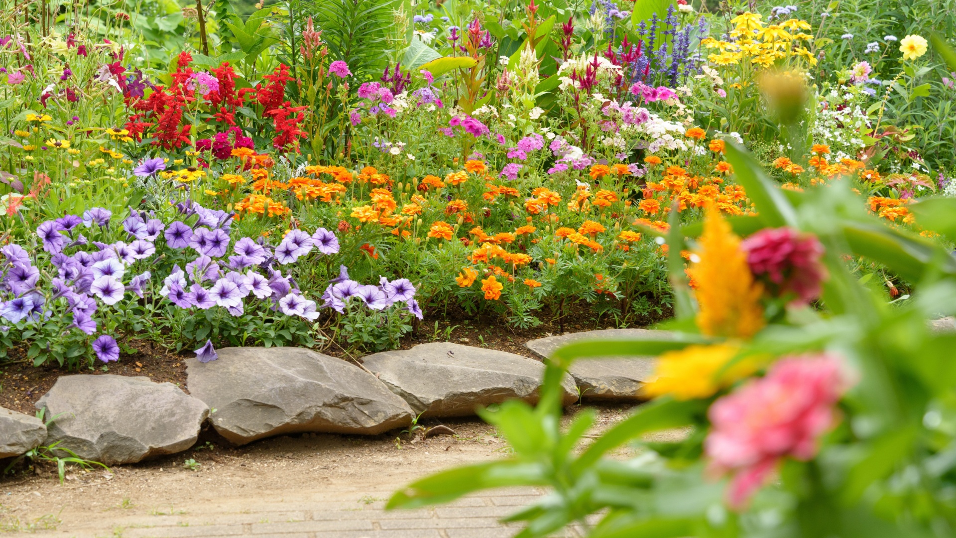 43 Brilliant Ideas For Making Flower Beds Look Stunning