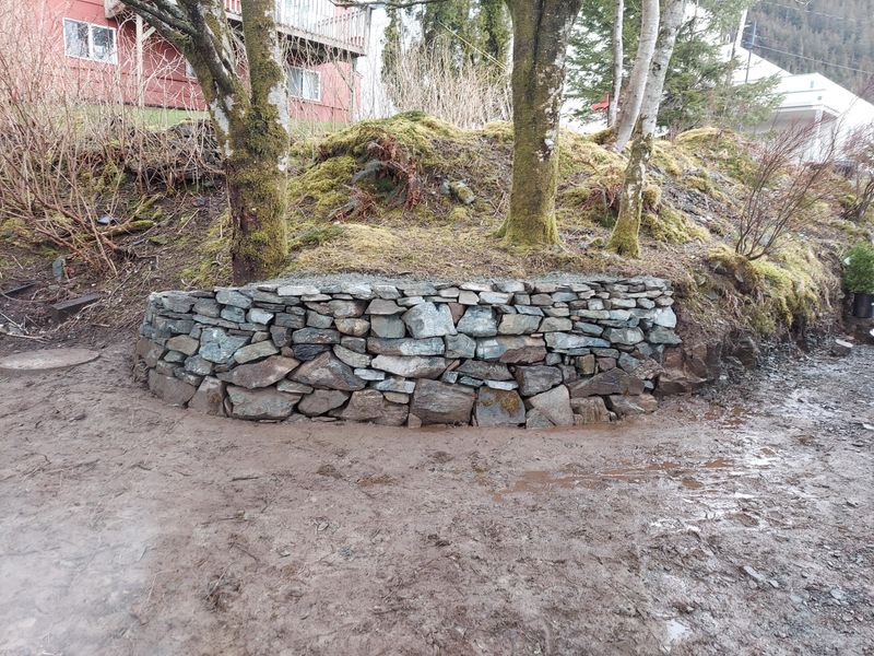 Installing Rock Walls Without Mortar