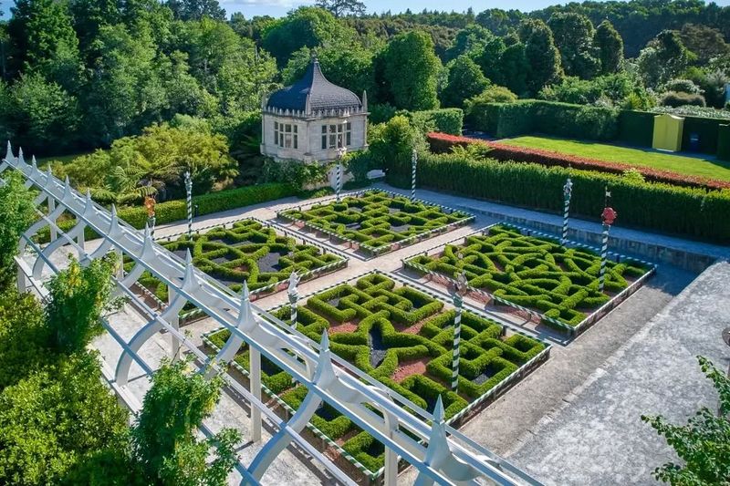 Intricate Knot Gardens