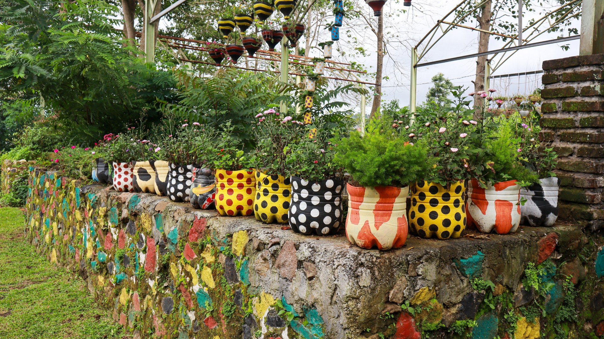 17 Gorgeous DIY Planters To Try This Summer (And Ways To Make Each One Unique)