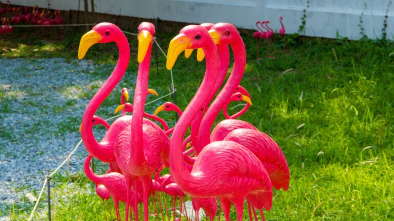 fake lawn flamingos
