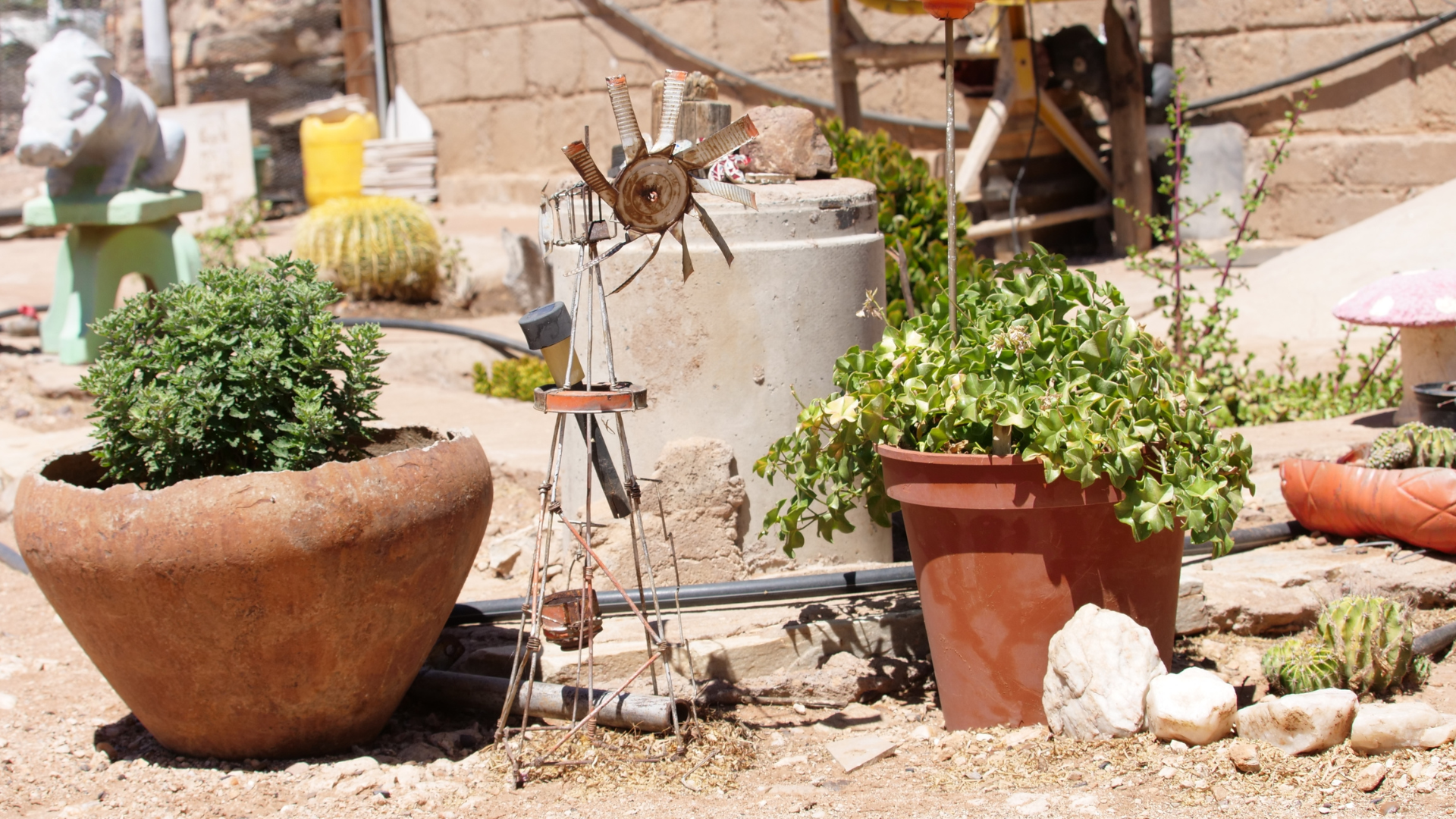 18 Once-Popular Vintage Yard Decor Items Everyone’s Snatching Up At Thrift Stores Again