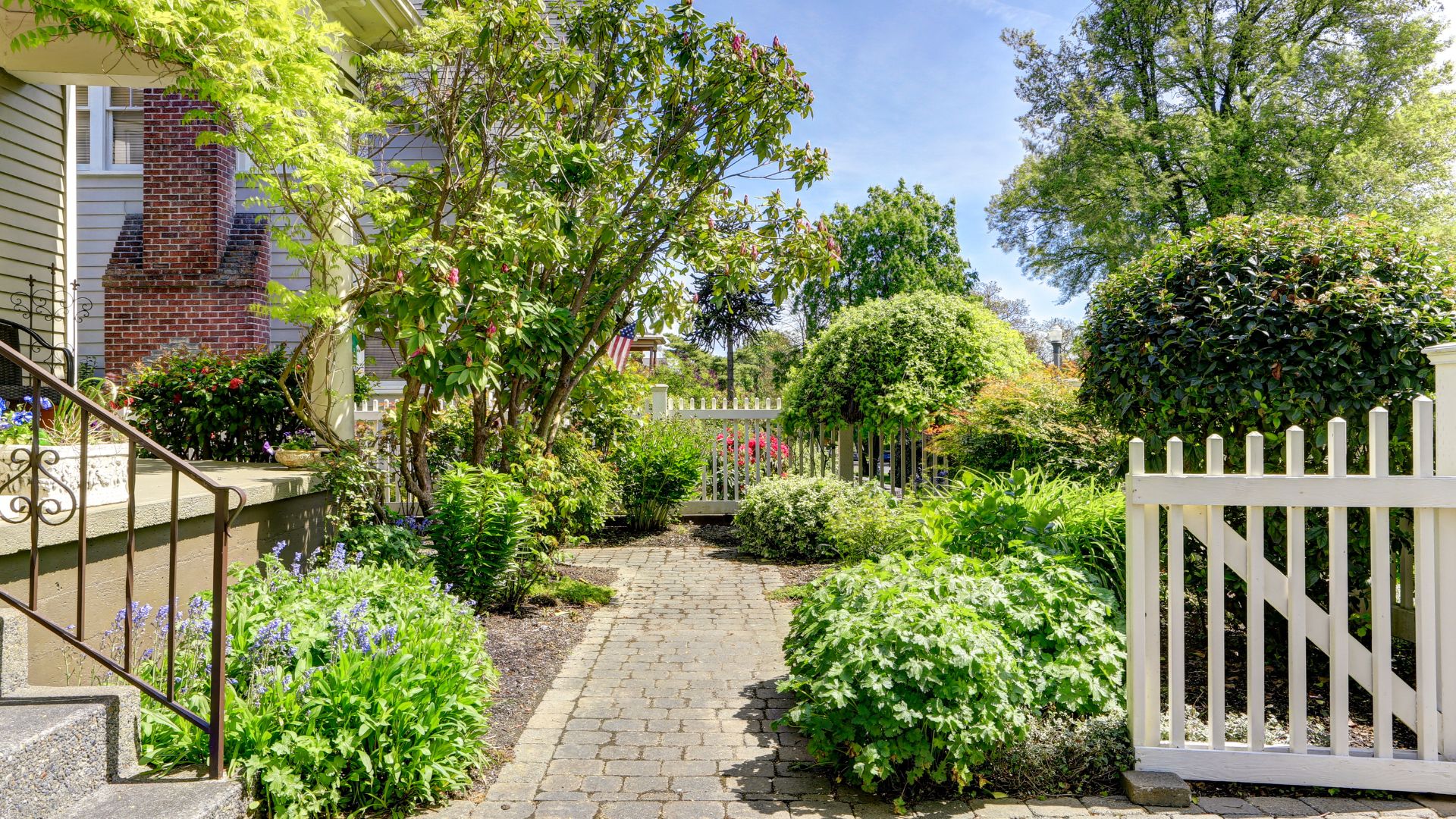 18 Things That Instantly Make Your Front Walkway Look Bad (And Easy Fixes Designers Recommend)