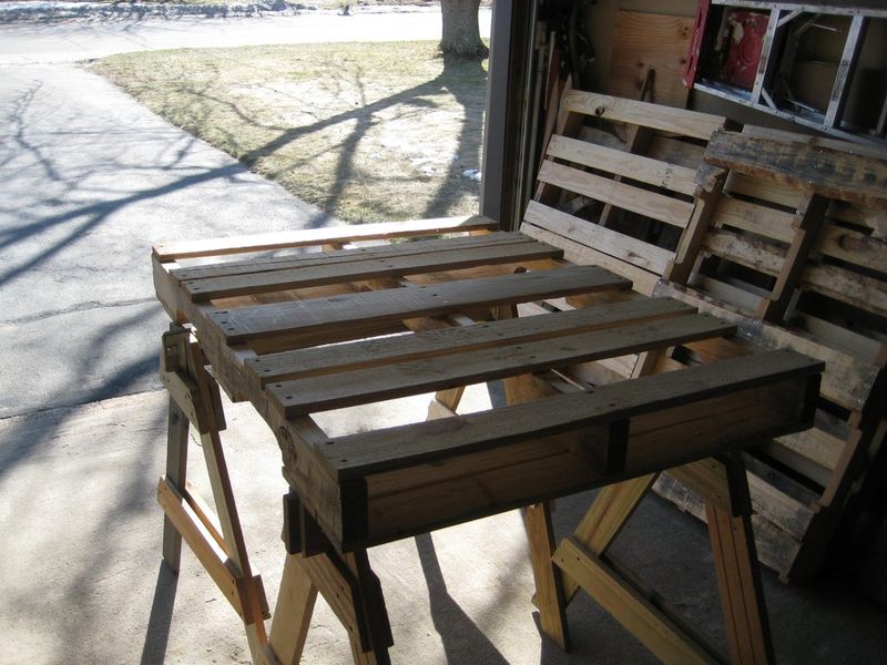 Disappointing: DIY Pallet Decking