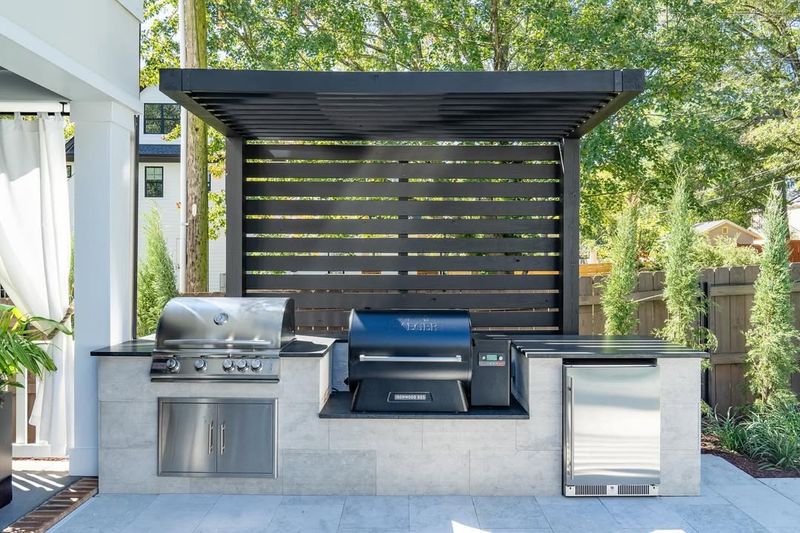 Modern Outdoor Kitchen