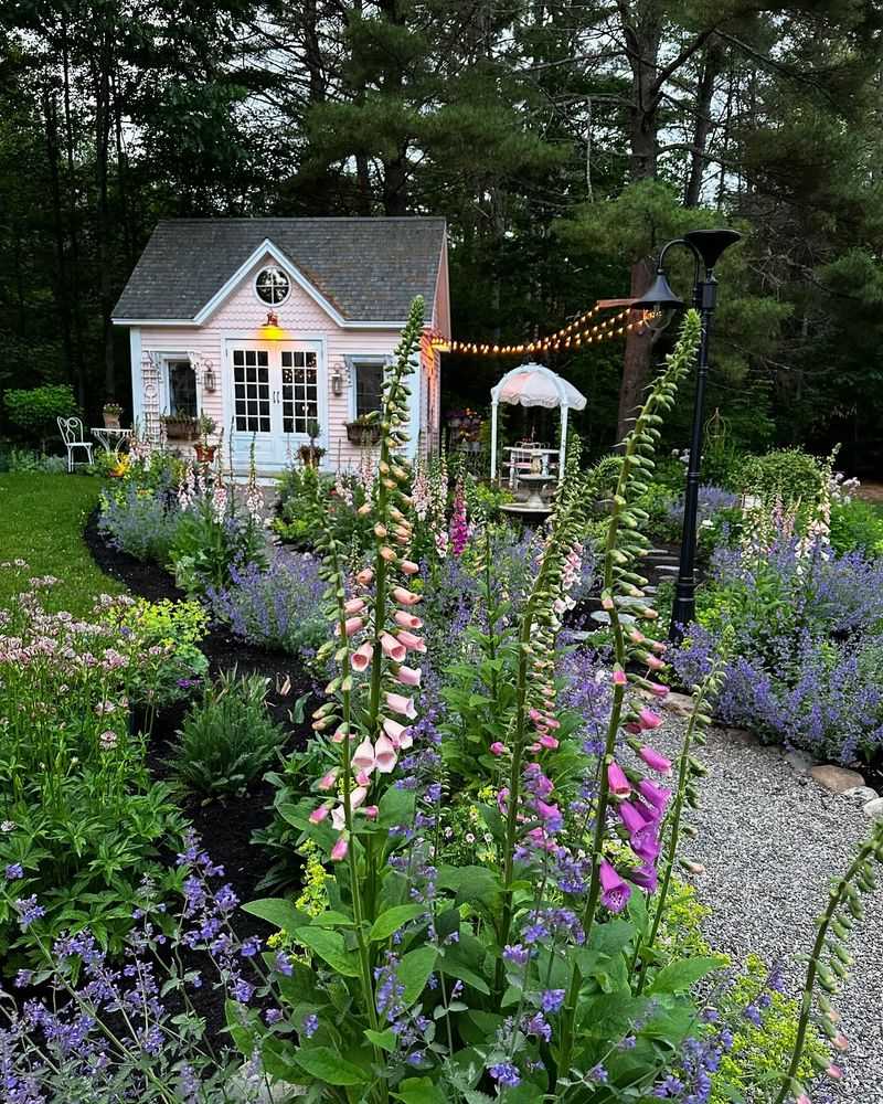English Cottage Gardens - Charming Chaos
