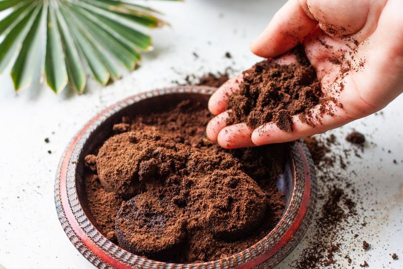12. Coffee Grounds Surprise Effect