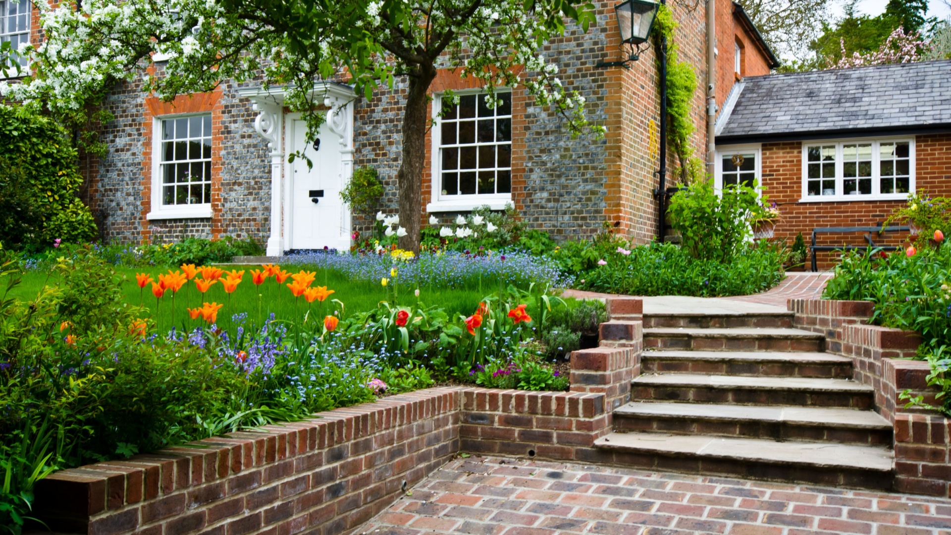 15 Front Door Mistakes That Hurt Curb Appeal—And 5 Designer-Approved Fixes