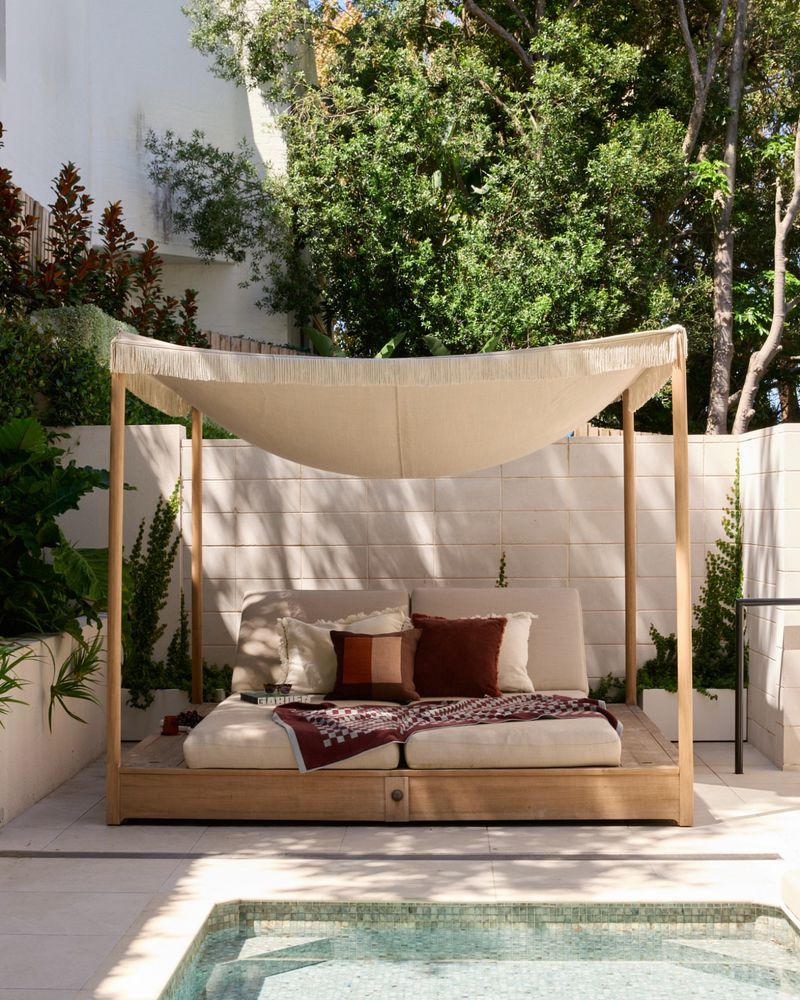 Canopy Daybed Escape
