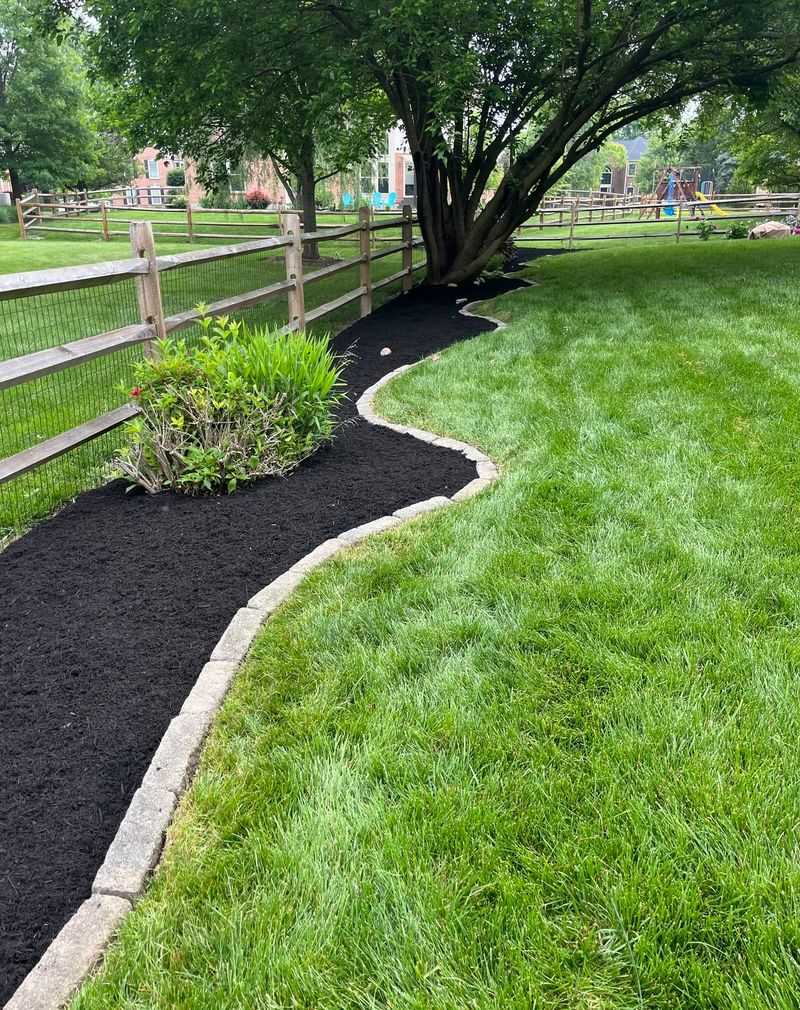 Create Clean, Crisp Mulch Lines