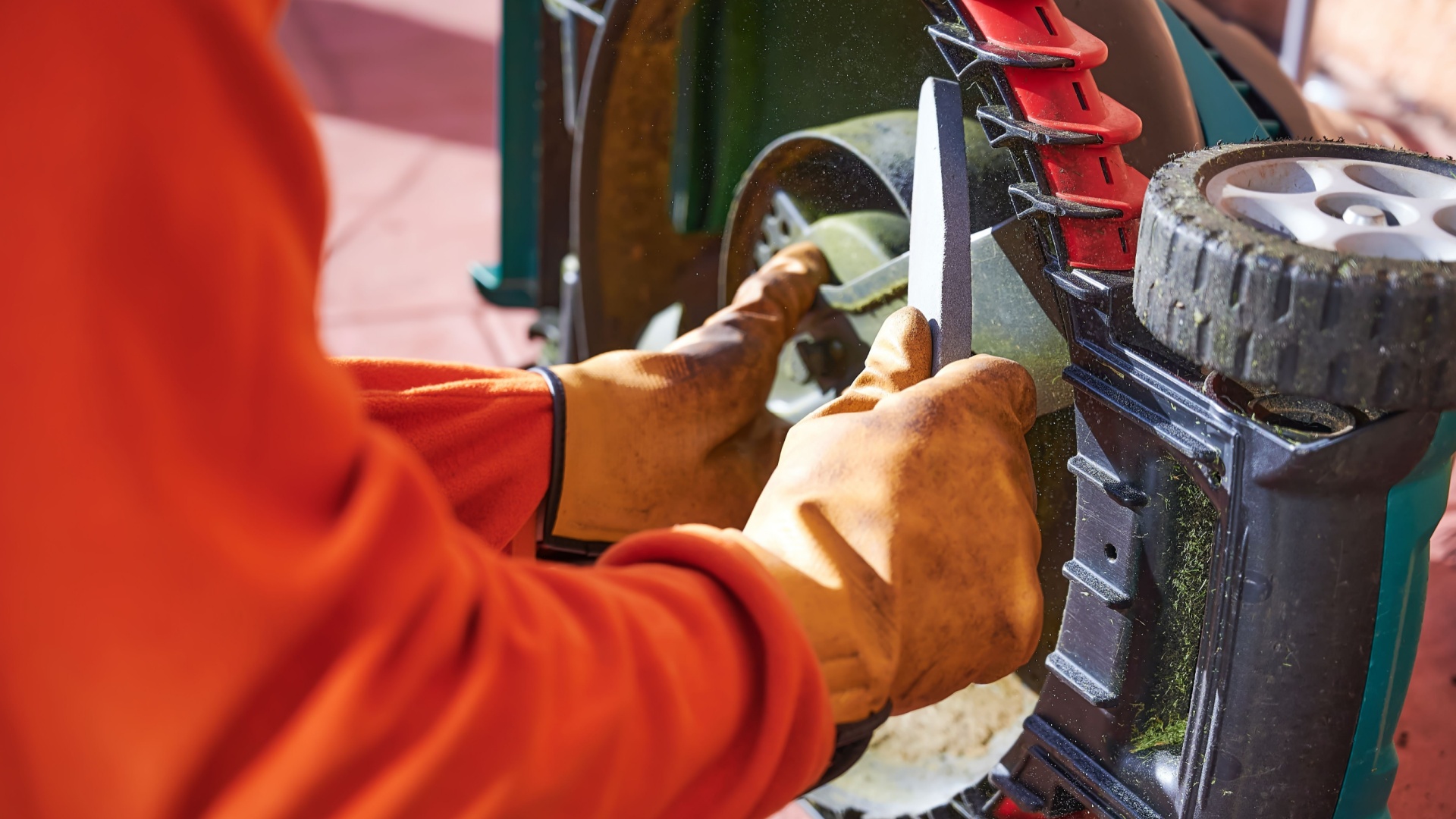 Ways Michigan DIYers Sharpen Lawn Mower Blades For the Cleanest Cut Possible