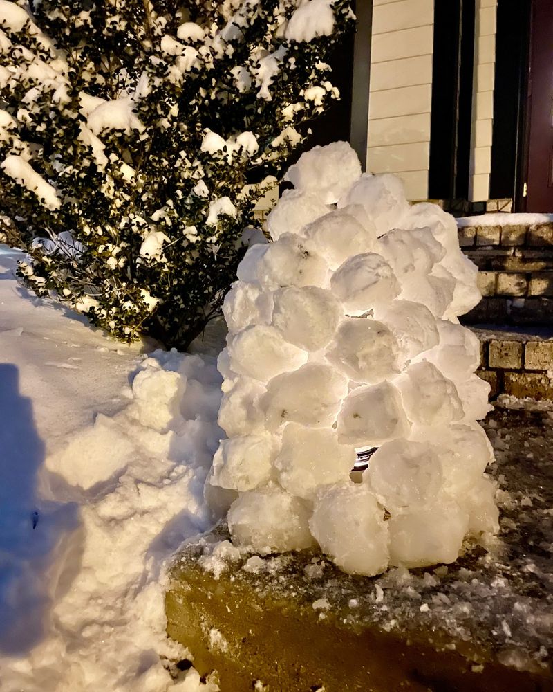 Build An Ice Lantern Snow Fort
