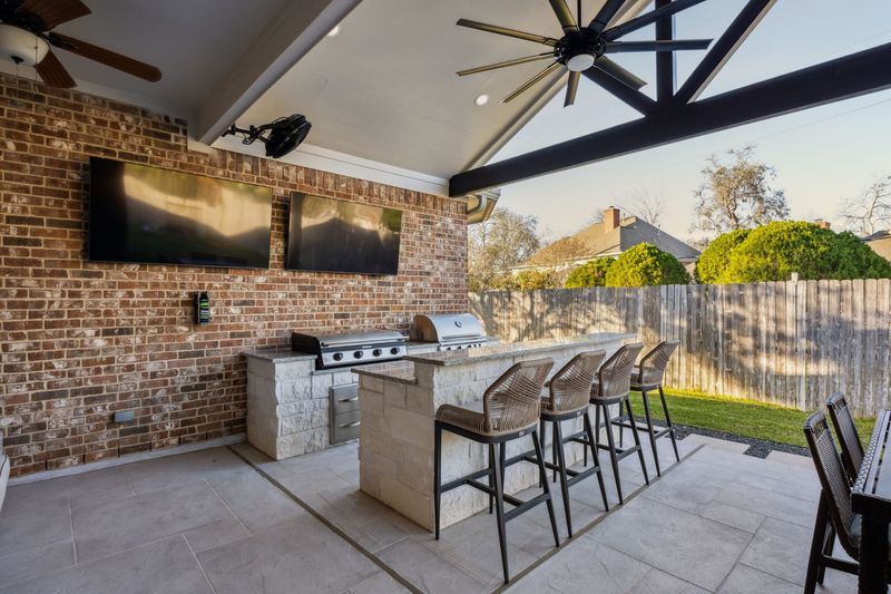 Outdoor Kitchen For Al Fresco Dining