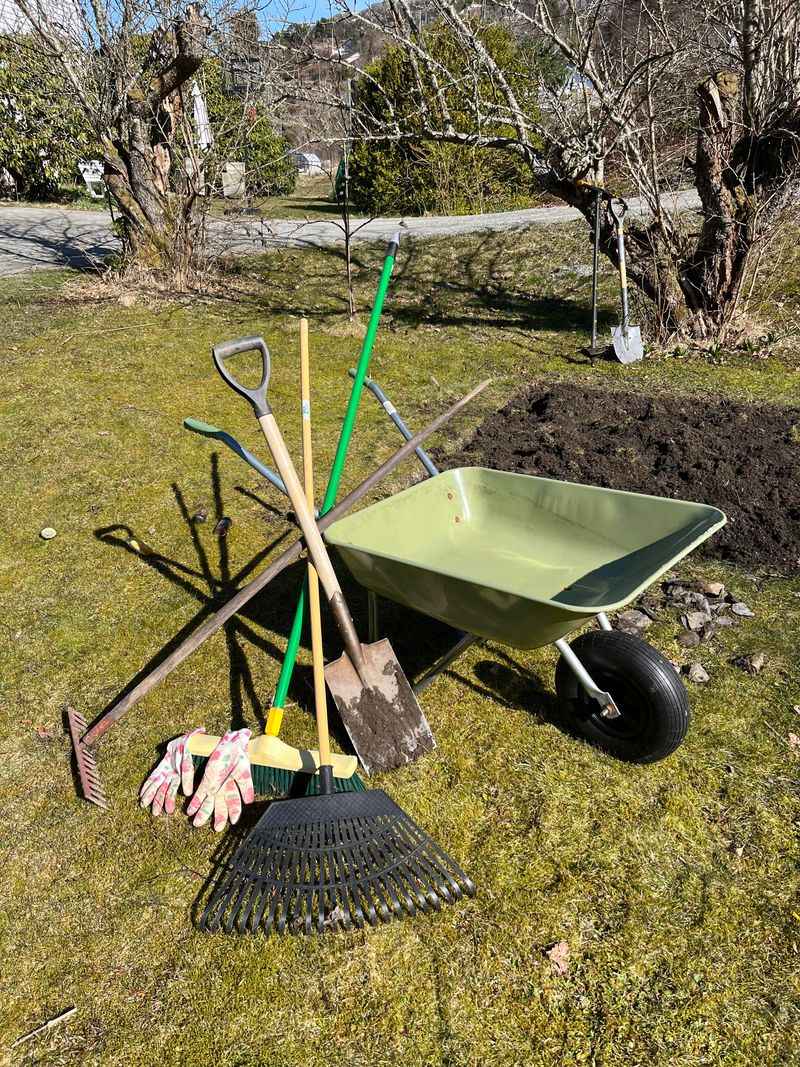 Clean Garden Tools