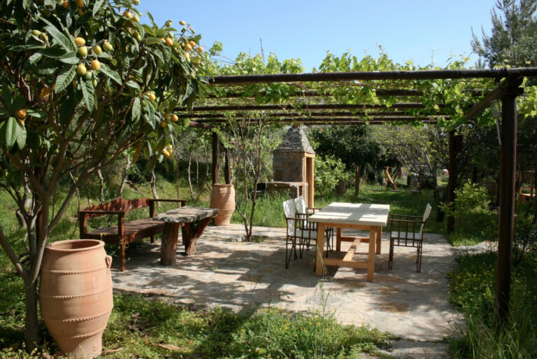 Mediterranean garden design (featured image)