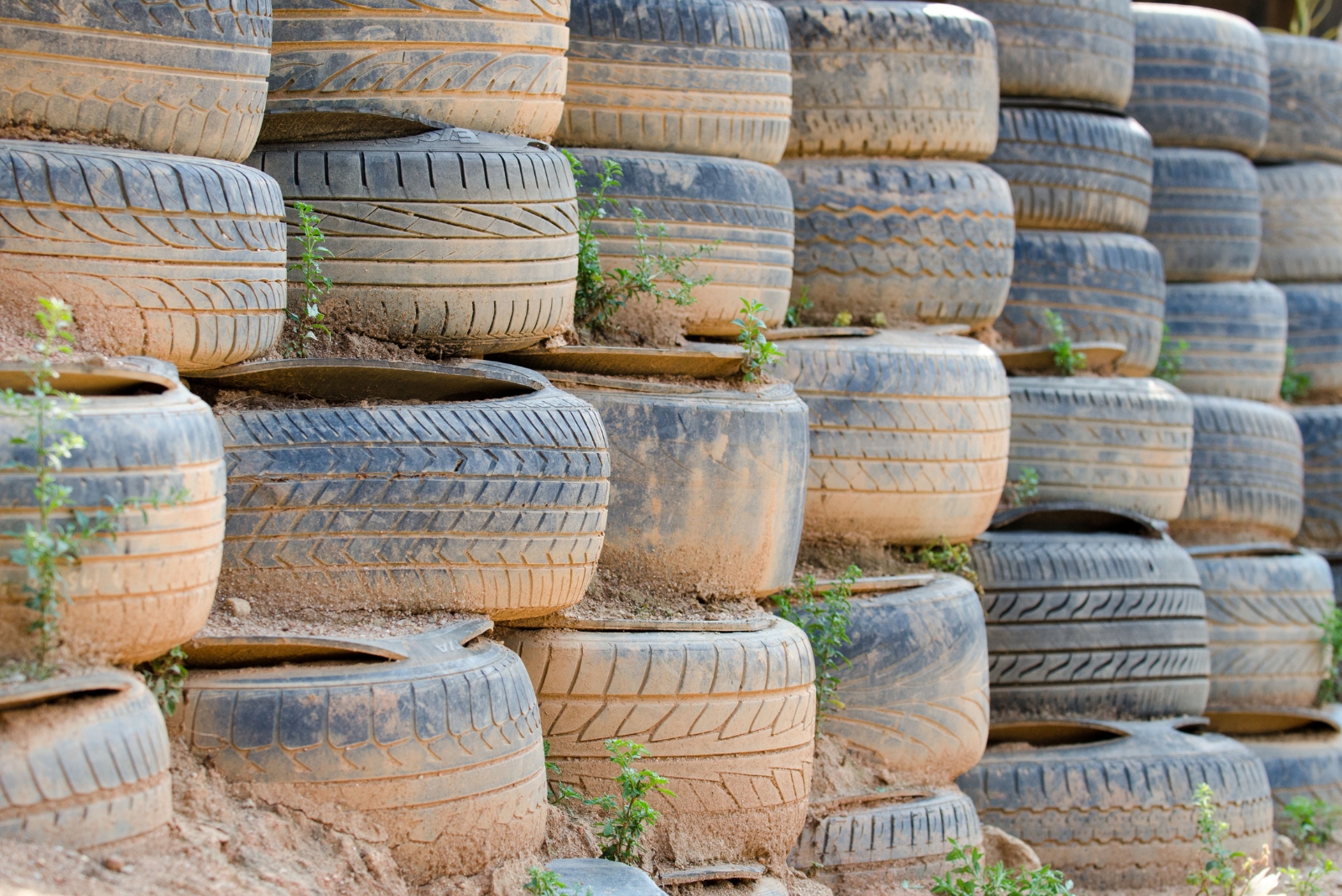 8 Smart Ways To Turn Old Tires Into Retaining Walls In Texas