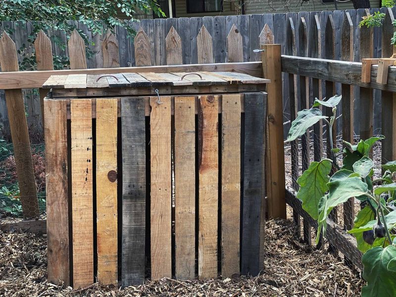 Wooden Pallet Stations With A Rustic Touch