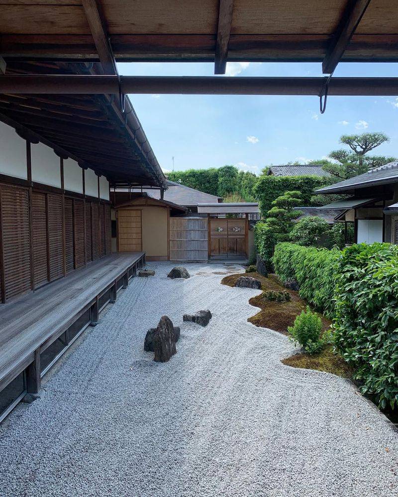 Narrow Gravel Zen Courtyards