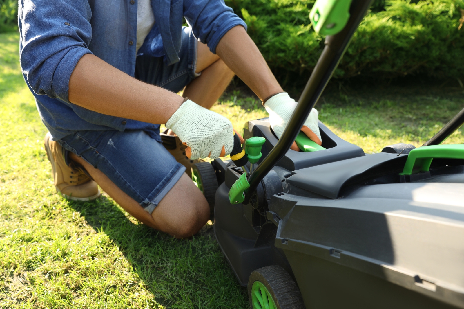 7 November Mowing Tips Illinois Homeowners Should Follow